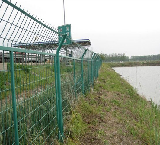 1590391943349030.jpg 水庫防護(hù)欄 (2)副本.jpg